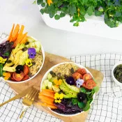 Salade estivale avec des Pensées multicolores