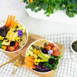 Salade estivale avec des Pensées multicolores