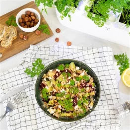 Assiette avec une salade estivale et du Cerfeuil BIO