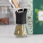 Moulin à herbes vu de face avec coffret