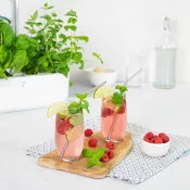 Verres d'eau aromatisée framboises, citron vert et Menthe marocaine BIO