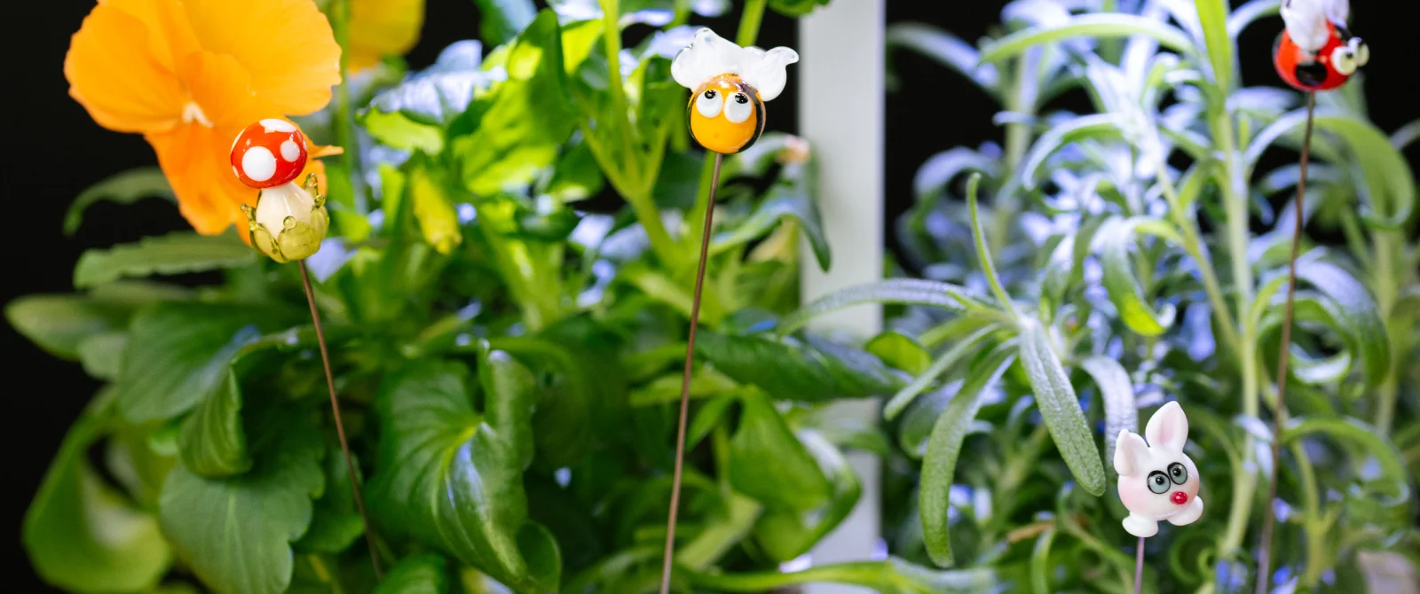 Les Minuscules sont d'adorables figurines artisanales en verre filé. Elle se piquent dans vos Lingots.