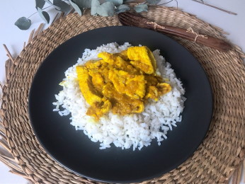 assiette de riz au poulet épicé