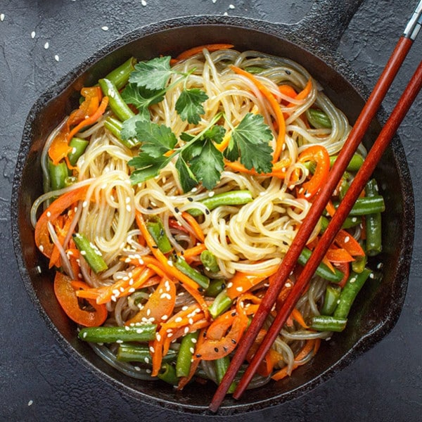Spaghettis aux carottes, lait de coco et basilic grand vert