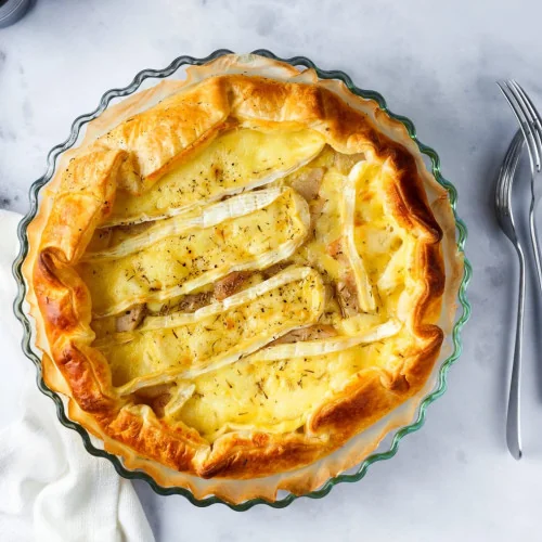 Tarte au brie de Meaux et aux noix, laitue