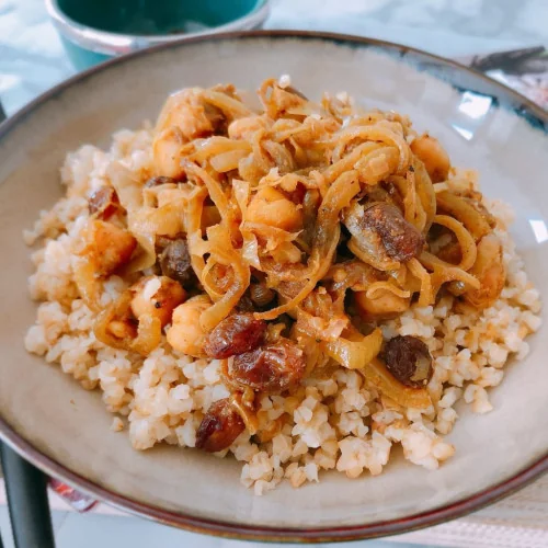 Boulgour aux pois chiches, raisins et oignons caramélisés