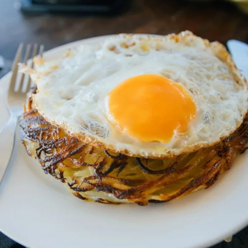 Œufs au plat sur galette de pomme de terre