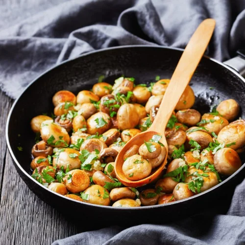 Poêlée de châtaignes champignons sautés en persillade