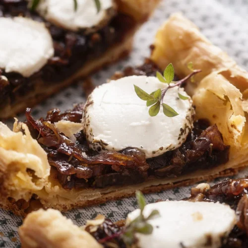 Pizza aux oignons confits et au chèvre