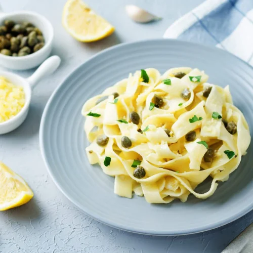 Tagliatelles au citron et aux câpres, carottes râpées