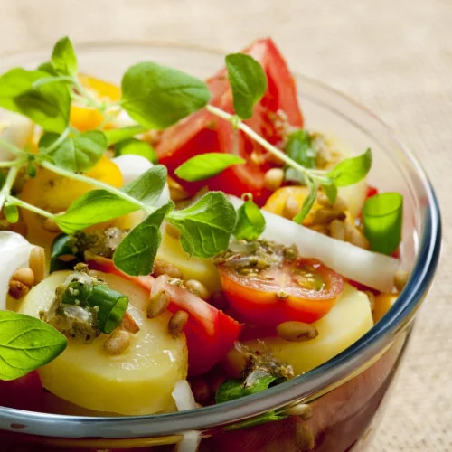 Salade de pommes de terre à la mozzarella et aux tomates confites