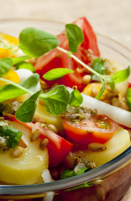 Salade de pommes de terre à la mozzarella et aux tomates confites