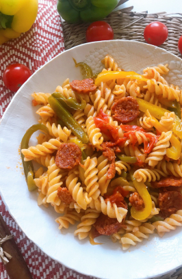 One-pot-pasta au chorizo et aux légumes du soleil