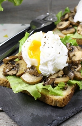 Recette simple de tartines aux champignons au persil, œufs pochés et salade