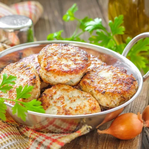 Boulettes de poisson aux épices et aux herbes et riz