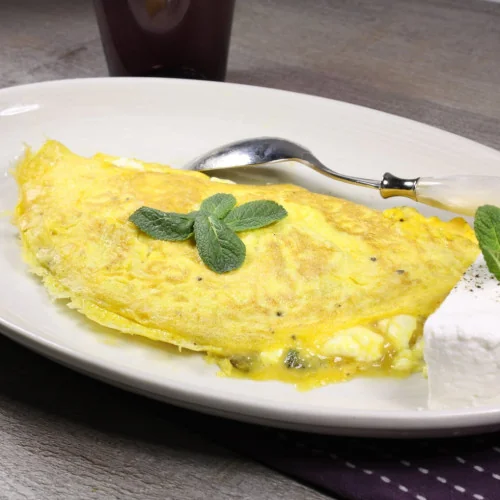 Omelette à la menthe, chèvre et laitue